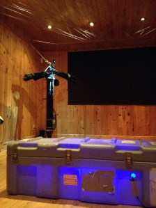 Installation de la salle I. Profileur de turbulence, fils tendus au plafond, boite, écran. (Photo: Marianne Papillon).